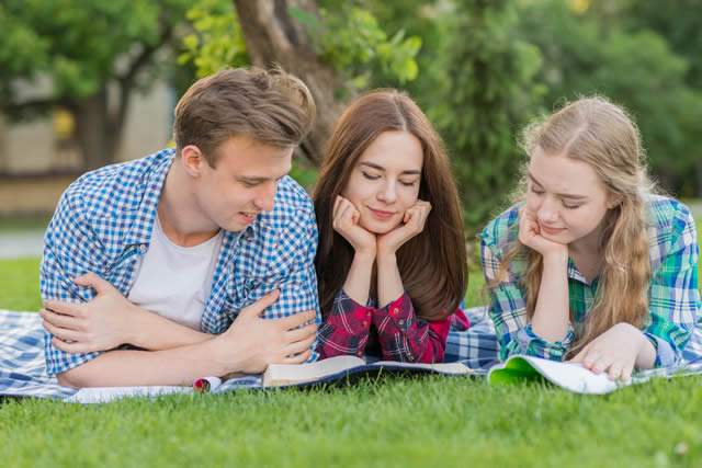 students-chatting-lesson
